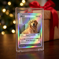 Carte à collectionner personnalisée holographique avec la photo d'un golden retriever, dans un étui magnétique devant un cadeau de Noël