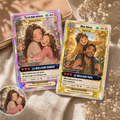 Cartes personnalisées style anime maman et papa posées sur un tissu en lin, avec la photo d'origine